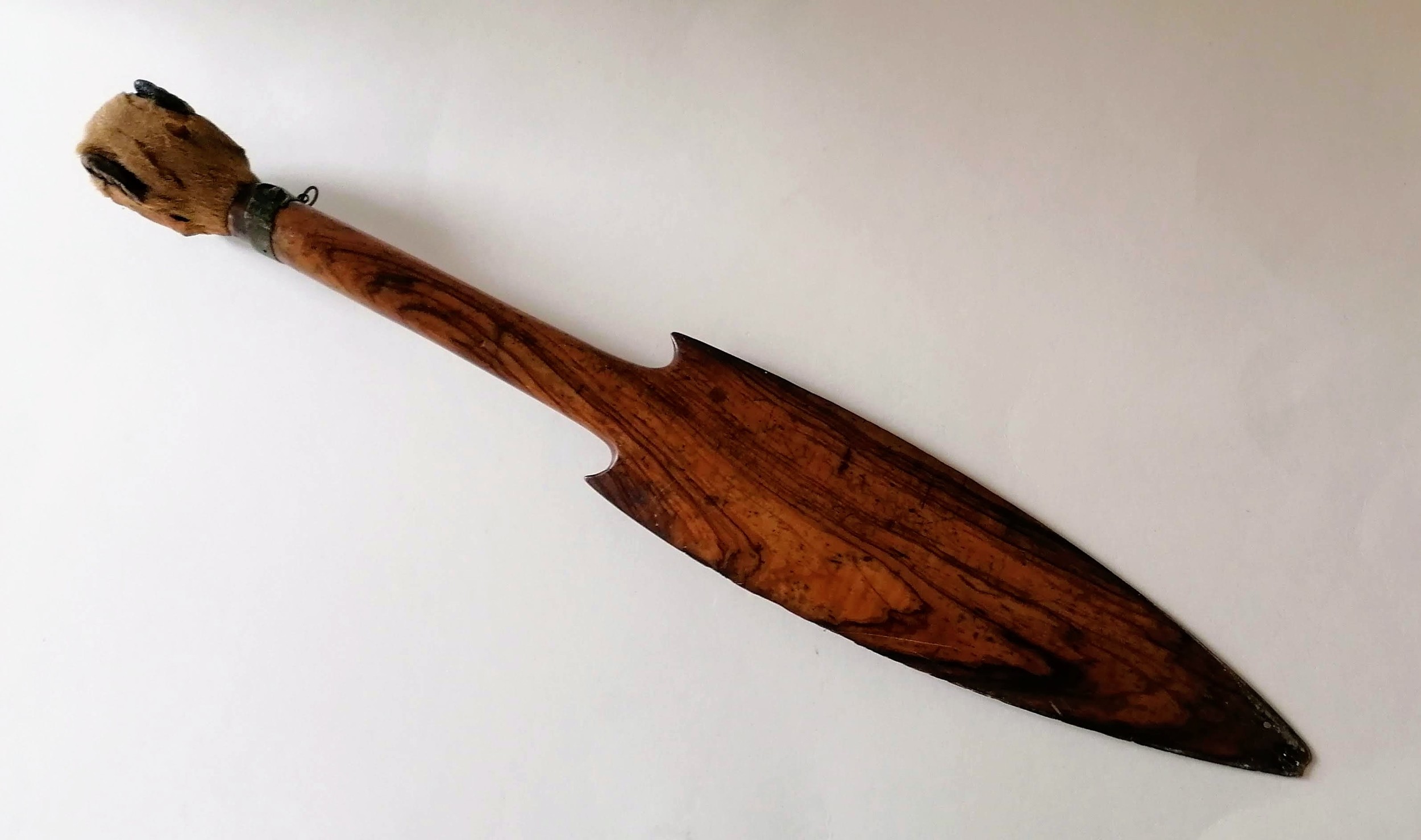 A wooden tribal spearhead with sculpted terminal, 46 cm - Image 3 of 6