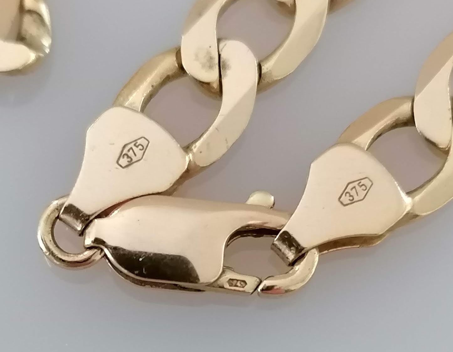 A 9ct yellow gold flat curb-link necklace with lobster clasp, import hallmarks, 46 cm, 30g - Image 2 of 2