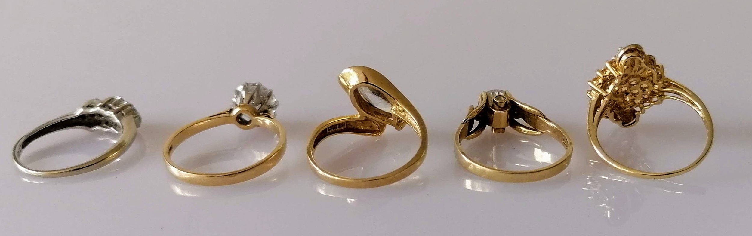 A three-cluster graduated diamond ring in a white gold claw setting; three gem-set yellow gold dress - Image 3 of 5