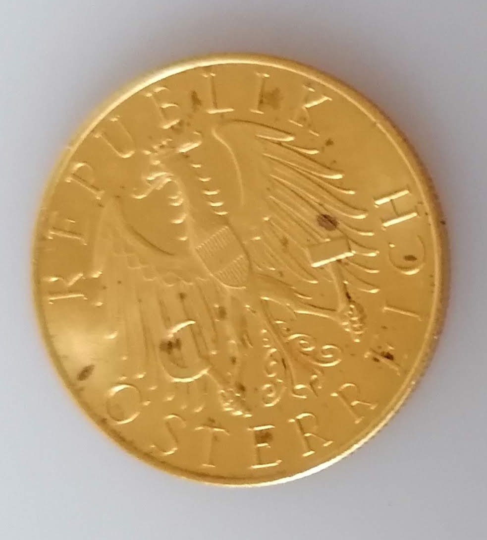 A 1928 Austrian 25 schilling gold coin, 5.89g