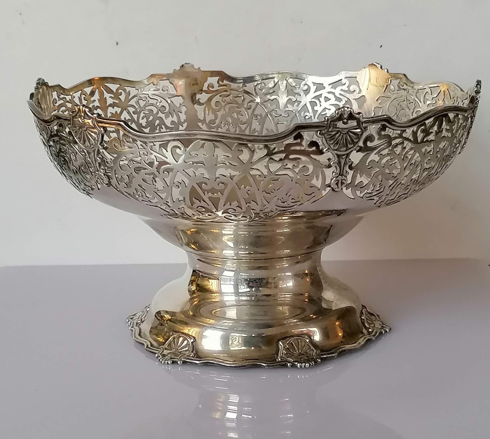 A George V silver tazza with a frosted glass liner, wavy rim, elaborate pierced decoration on a - Image 3 of 3