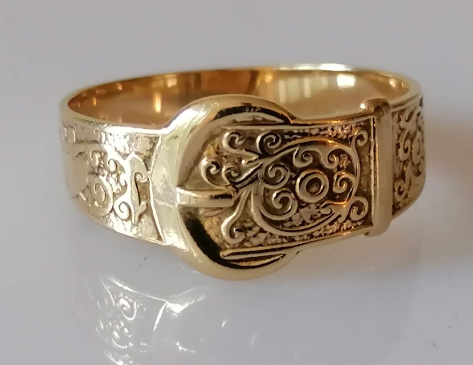 A vintage 9ct gold buckle ring with etched decoration, size X, 3.61g