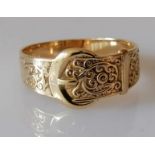 A vintage 9ct gold buckle ring with etched decoration, size X, 3.61g