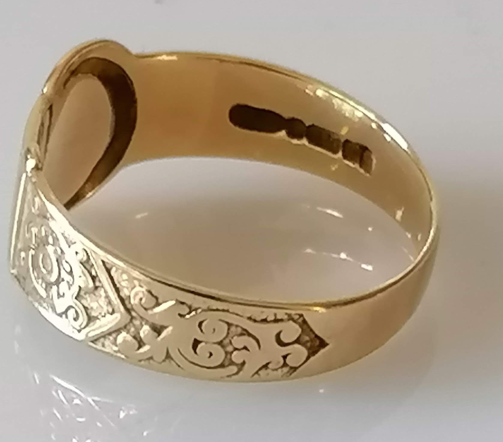 A vintage 9ct gold buckle ring with etched decoration, size X, 3.61g - Image 2 of 2