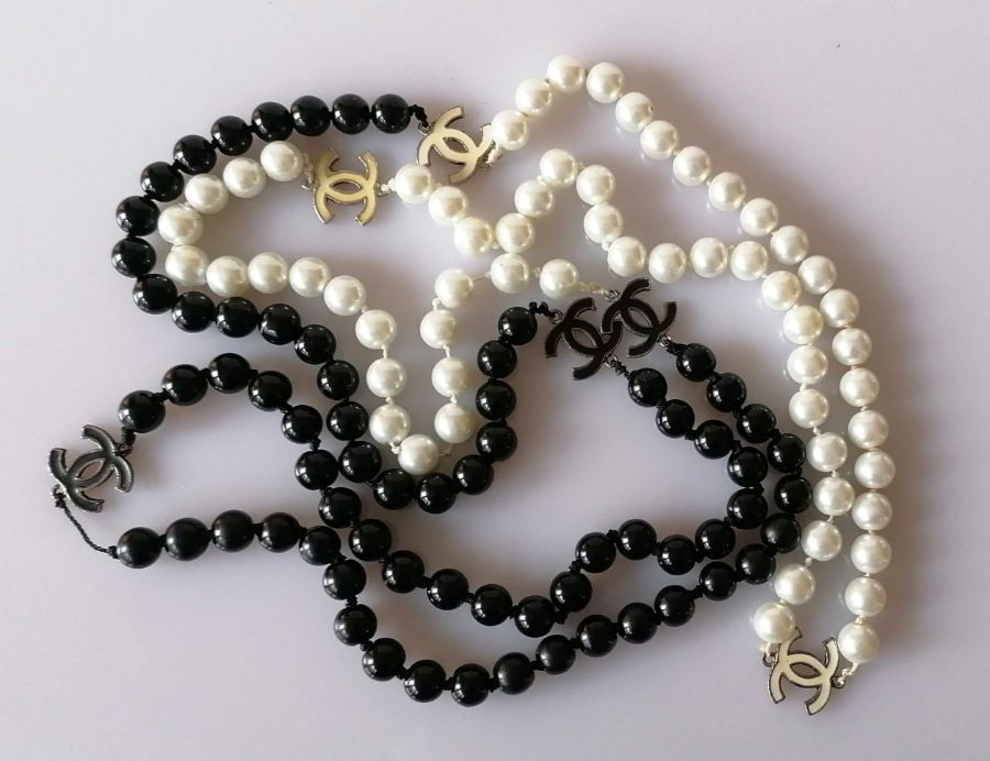 A Chanel black and white bead necklace with six black and white logo links, 160 cm - Bild 3 aus 3