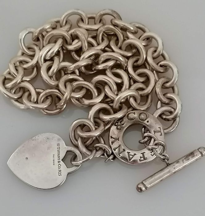 A Tiffany neck chain with heart pendant and T-bar, 38 cm and a Chinese matching bone - Bild 2 aus 4