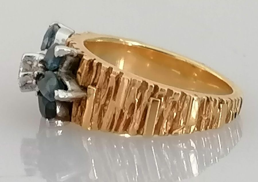 A mid-century gold, diamond and sapphire ring witt textured shank, size L, unmarked - Bild 2 aus 4