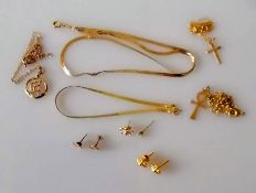 An assortment of 9ct yellow gold jewellery to include a matching necklace/bracelet, chain pendants