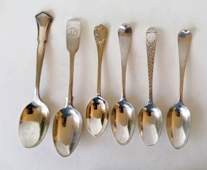 A cased set of six Edwardian silver rat tail coffee spoons with trefid terminals by Josiah Williams - Image 3 of 3