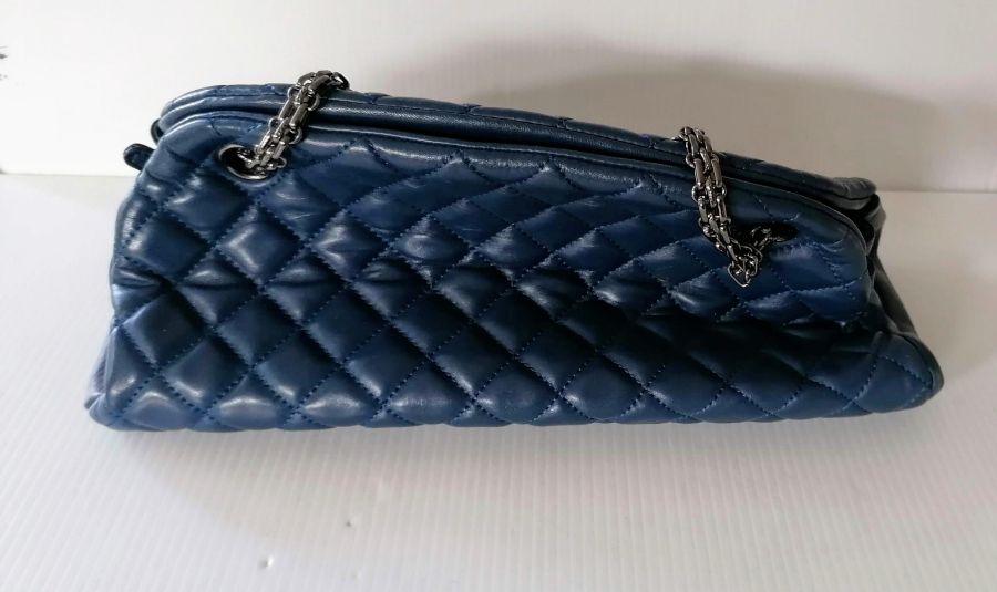 A Chanel Mademoiselle Bowling Bag in quilted blue leather with dual black chain straps and CC pendan - Bild 3 aus 4
