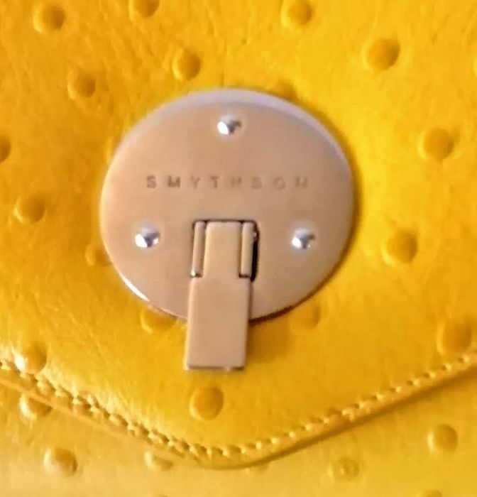 A Smythson yellow leather Mara clutch bag with detachable chain, silver tone fixtures, interior zip - Bild 3 aus 5