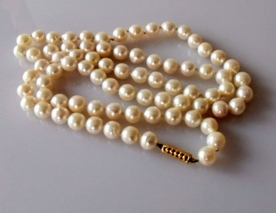 An Art Deco-style single row of seventy-seven cultured pearls measuring 7.15mm to 7.40mm - Image 3 of 3
