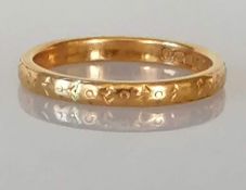 A 22ct yellow gold wedding band with etched decoration, hallmarked, size P, 4.1g