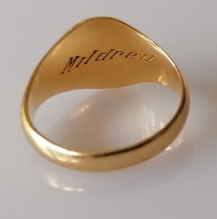 A George V gold signet ring, initialled and inscribed, size R, hallmarked 18ct, 6g - Bild 2 aus 3