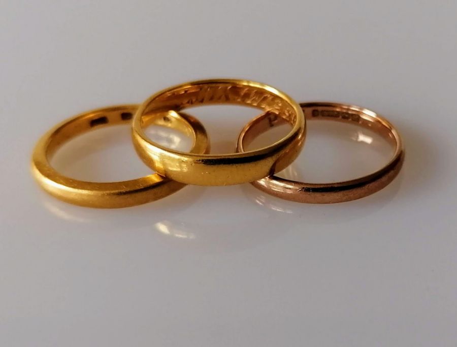 Two 22ct yellow gold wedding bands, sizes M, K 1/2, 7.94g and another 9ct gold, size N, 1.57g (3) - Bild 2 aus 2