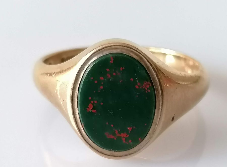 A George V yellow gold blood stone signet ring, size Y, hallmarked, 7.27g