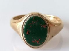 A George V yellow gold blood stone signet ring, size Y, hallmarked, 7.27g