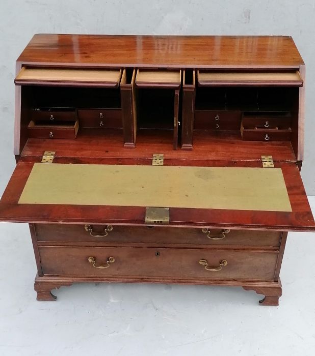 A Georgian mahogany bureau with fall front, fitted interior, complete with secret drawers - Image 4 of 10