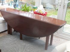 A Georgian-style Irish mahogany wake or hunt table with square chamfered legs, 75 h x 195 w x 136 d