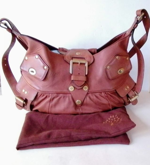 A Mulberry shoulder bag in tobacco leather with adjustable leather strap, top buckle strap with mag