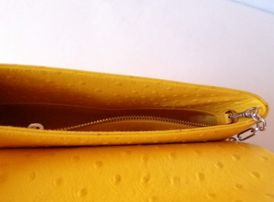 A Smythson yellow leather Mara clutch bag with detachable chain, silver tone fixtures, interior zip - Bild 4 aus 5