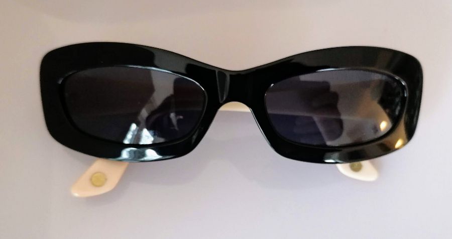 A pair of Chanel black-framed sunglasses with beige/pink quilted arms, original case, outer box and - Bild 4 aus 7