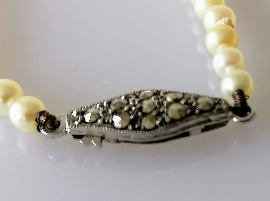 An Art Deco single row of one hundred and three graduated cultured pearls measuring 3.45mm to 7.43mm - Bild 3 aus 3