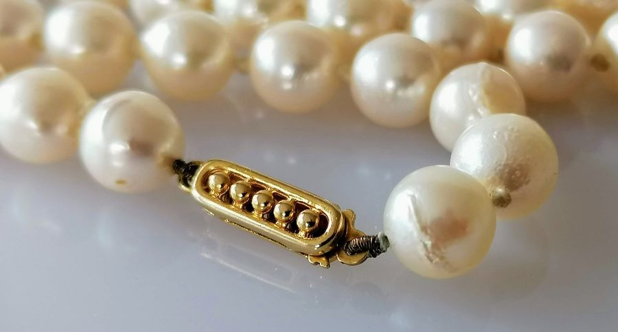 An Art Deco-style single row of seventy-seven cultured pearls measuring 7.15mm to 7.40mm