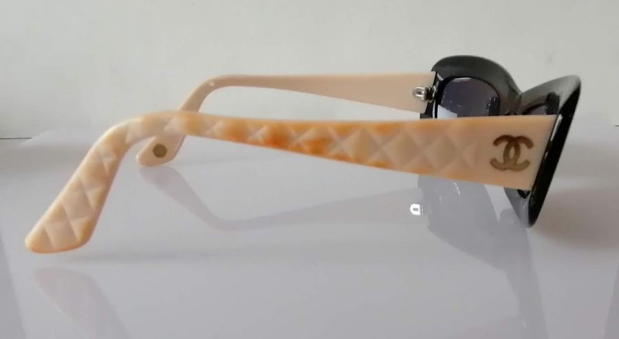 A pair of Chanel black-framed sunglasses with beige/pink quilted arms, original case, outer box and - Bild 2 aus 7