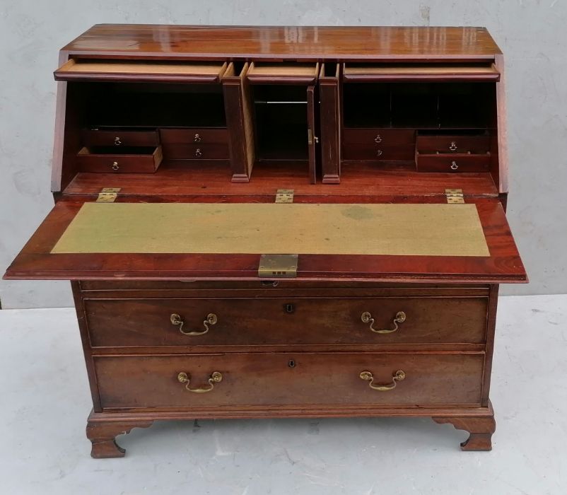 A Georgian mahogany bureau with fall front, fitted interior, complete with secret drawers - Image 5 of 10