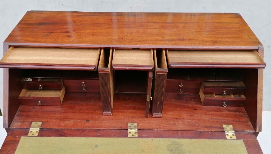 A Georgian mahogany bureau with fall front, fitted interior, complete with secret drawers - Image 6 of 10