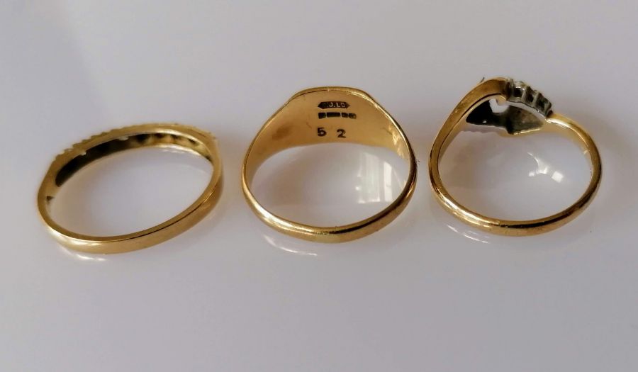 A half-hoop eternity ring, a gold signet ring and a crossover ring without stone, all hallmarked 9ct - Bild 2 aus 2