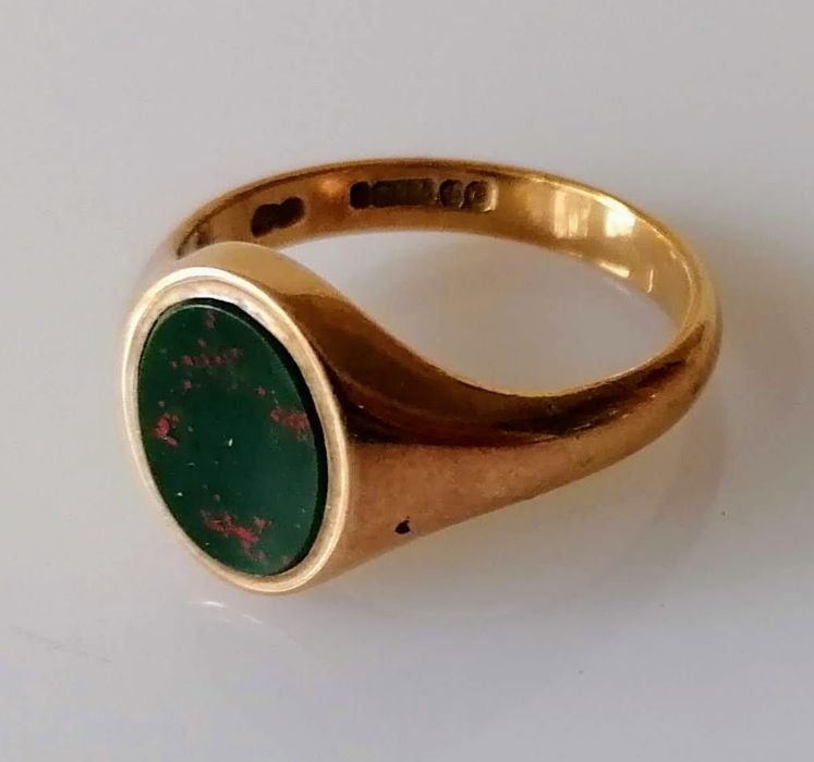 A George V yellow gold blood stone signet ring, size Y, hallmarked, 7.27g - Bild 2 aus 3