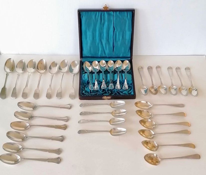 A cased set of six Edwardian silver rat tail coffee spoons with trefid terminals by Josiah Williams - Image 2 of 3