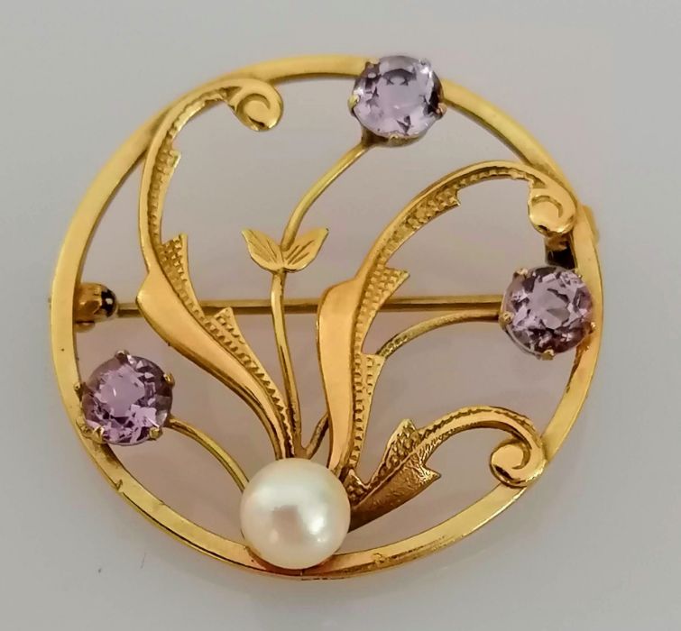 An Edwardian circular brooch with amethyst and pearl decoration, 33mm, unmarked