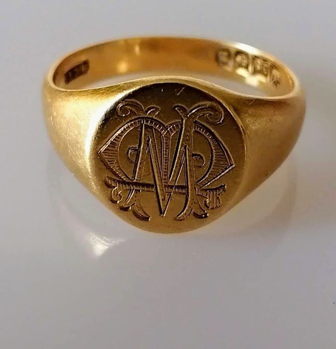 A George V gold signet ring, initialled and inscribed, size R, hallmarked 18ct, 6g - Bild 3 aus 3