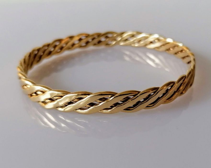 A 9ct gold bangle with woven design, 7 cm, hallmarked, 31g