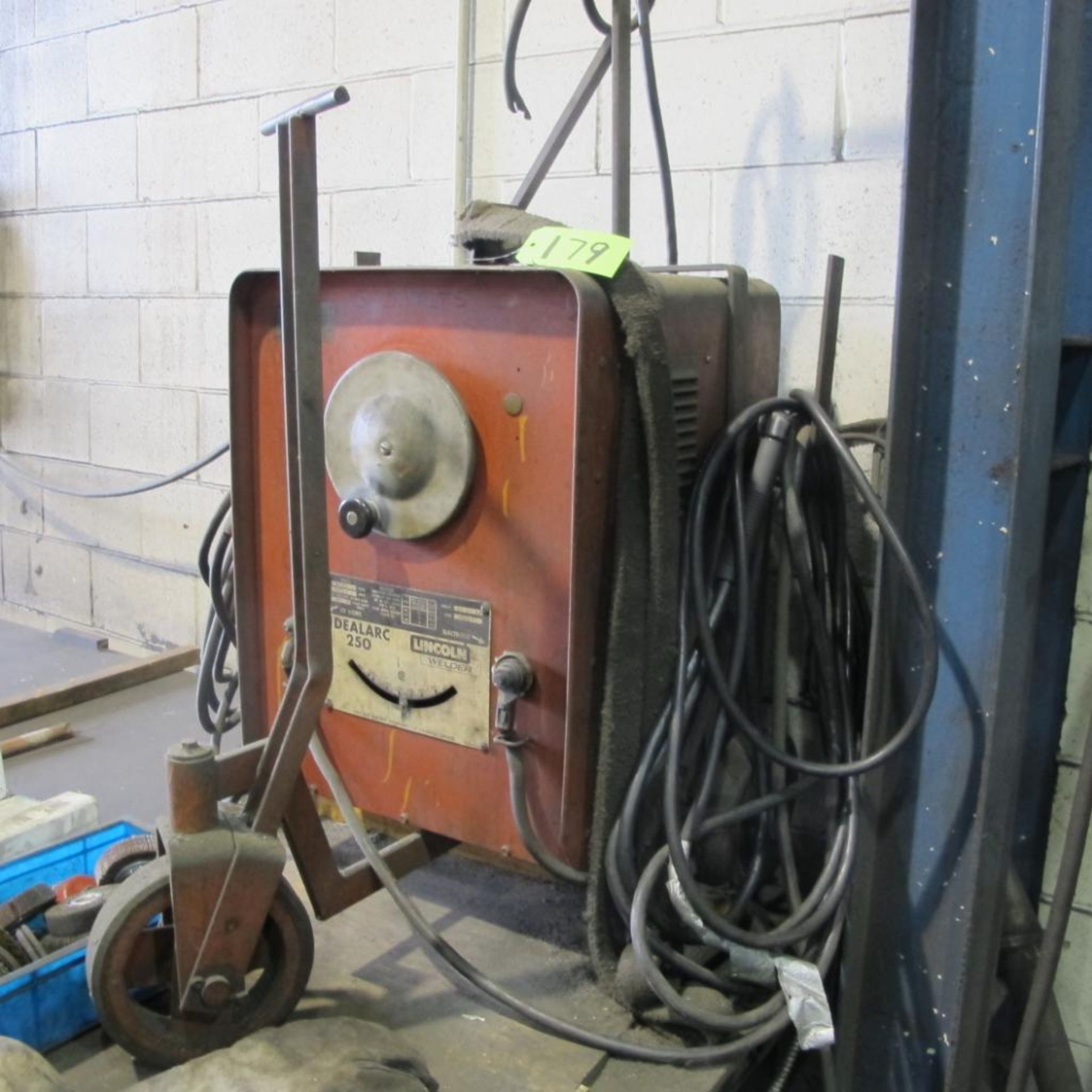 LINCOLN ELECTRIC IDEALARC 250 WELDER W/CART AND CABLES, MODEL A1051