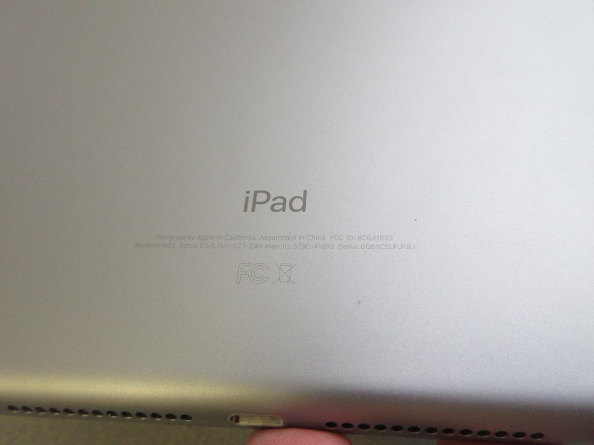 IPAD MODEL A1893, 9.5" SCREEN, W/ CASE - Image 2 of 2