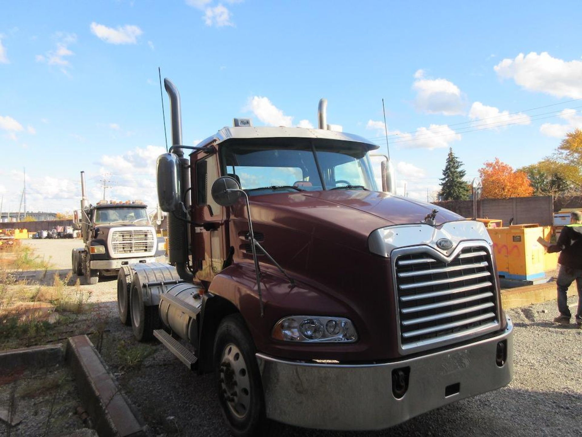 2005 MACK CXN613 YARD TRUCK, 696,587 KM INDICATED, MANUAL TRANSMISSION, VIN 1M1AK07Y26N008834