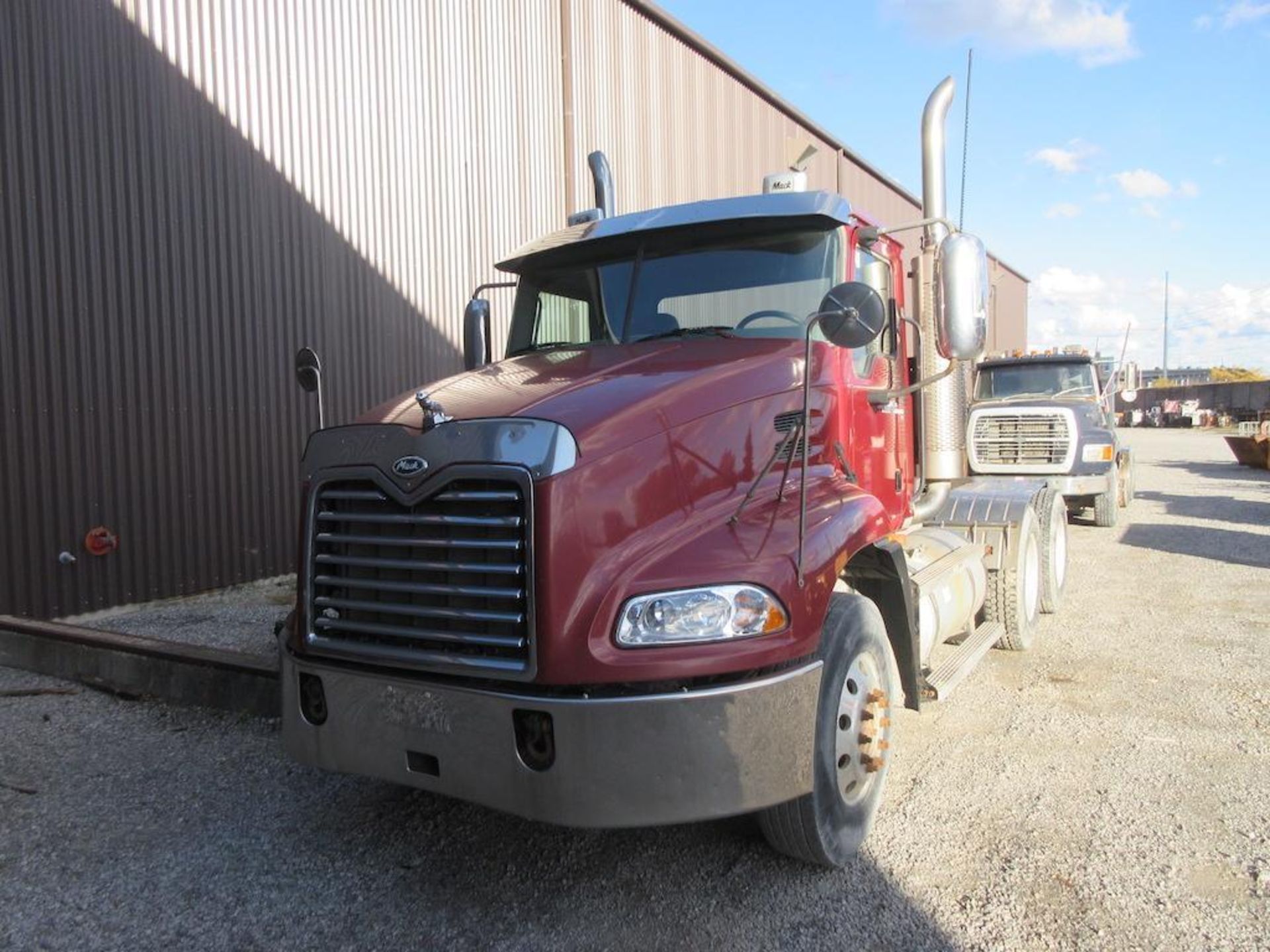 2005 MACK CXN613 YARD TRUCK, 696,587 KM INDICATED, MANUAL TRANSMISSION, VIN 1M1AK07Y26N008834 - Image 2 of 7