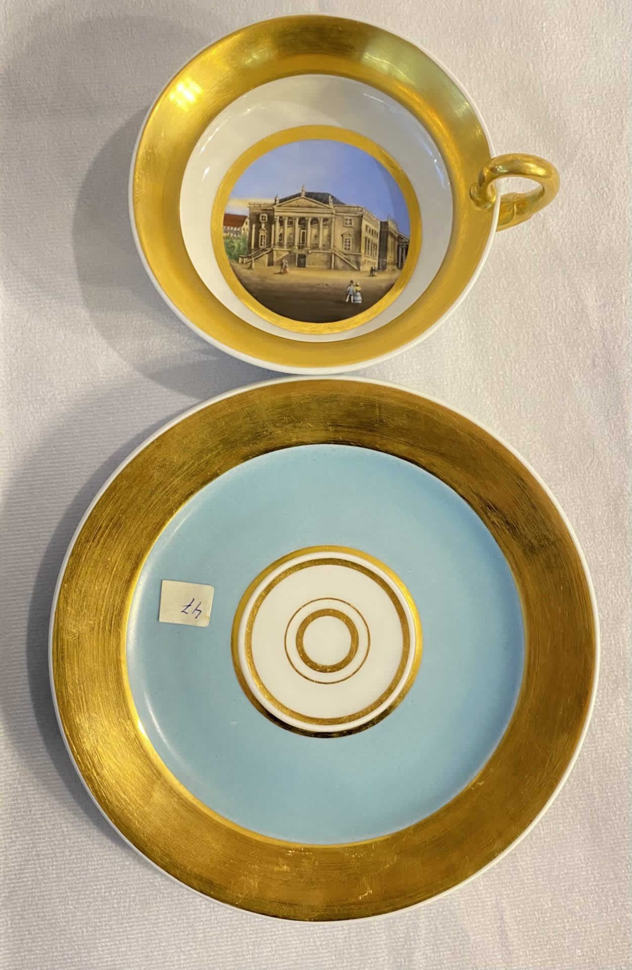 Ansicht Teetasse mit Schwan-Henkel in blauen Fond in Meissener Art