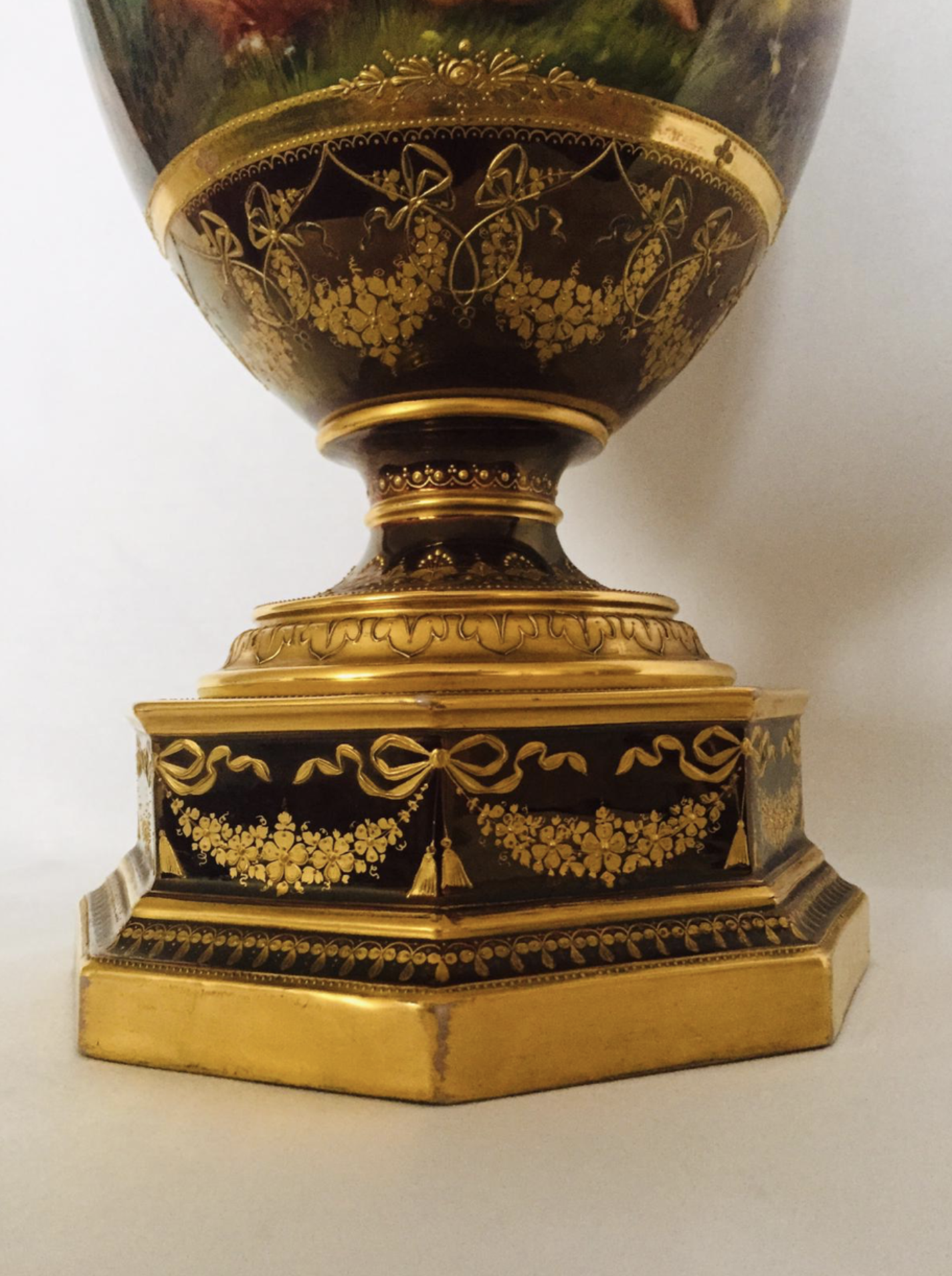 Große KPM relief vergoldete Vase mit umlaufende Bemalung - Image 10 of 12