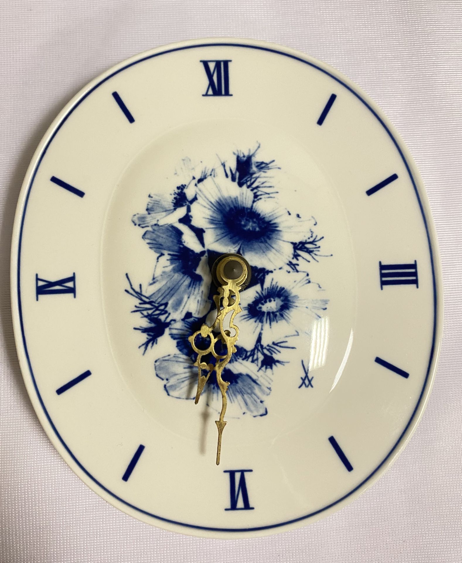 Seltene Meissen Uhr mit blauer Blume