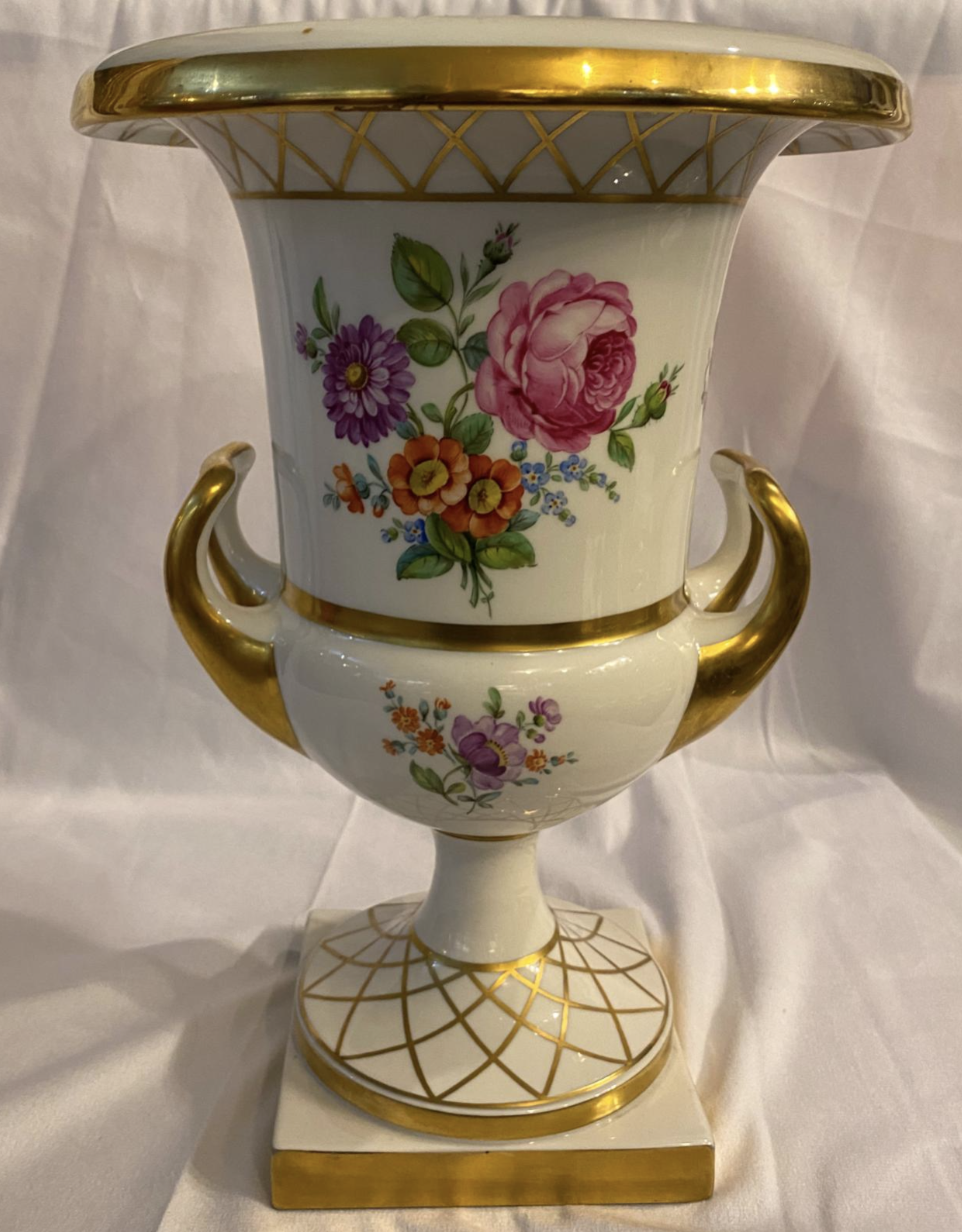 KPM 32cm Kratervase mit Blumenbukett