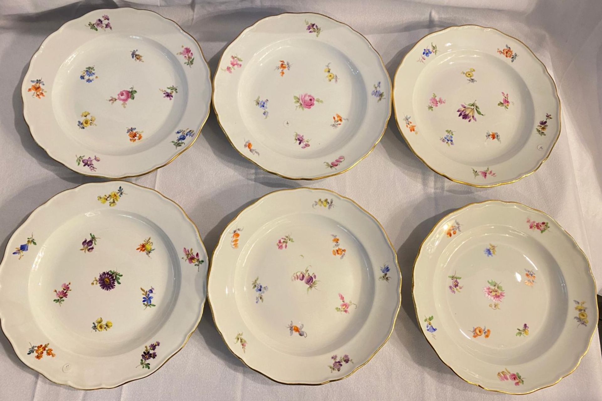 6 Meissen Desserttellern mit Streublumen Knaufzeit