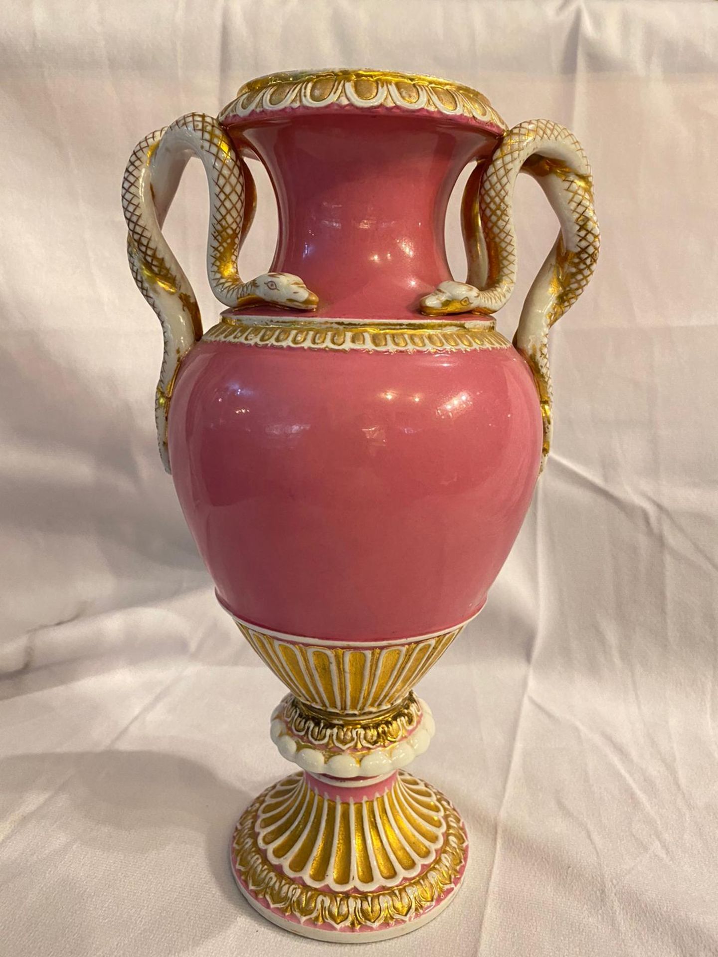 Meissen Schlangenhenkelvase in seltenem rosa Fond