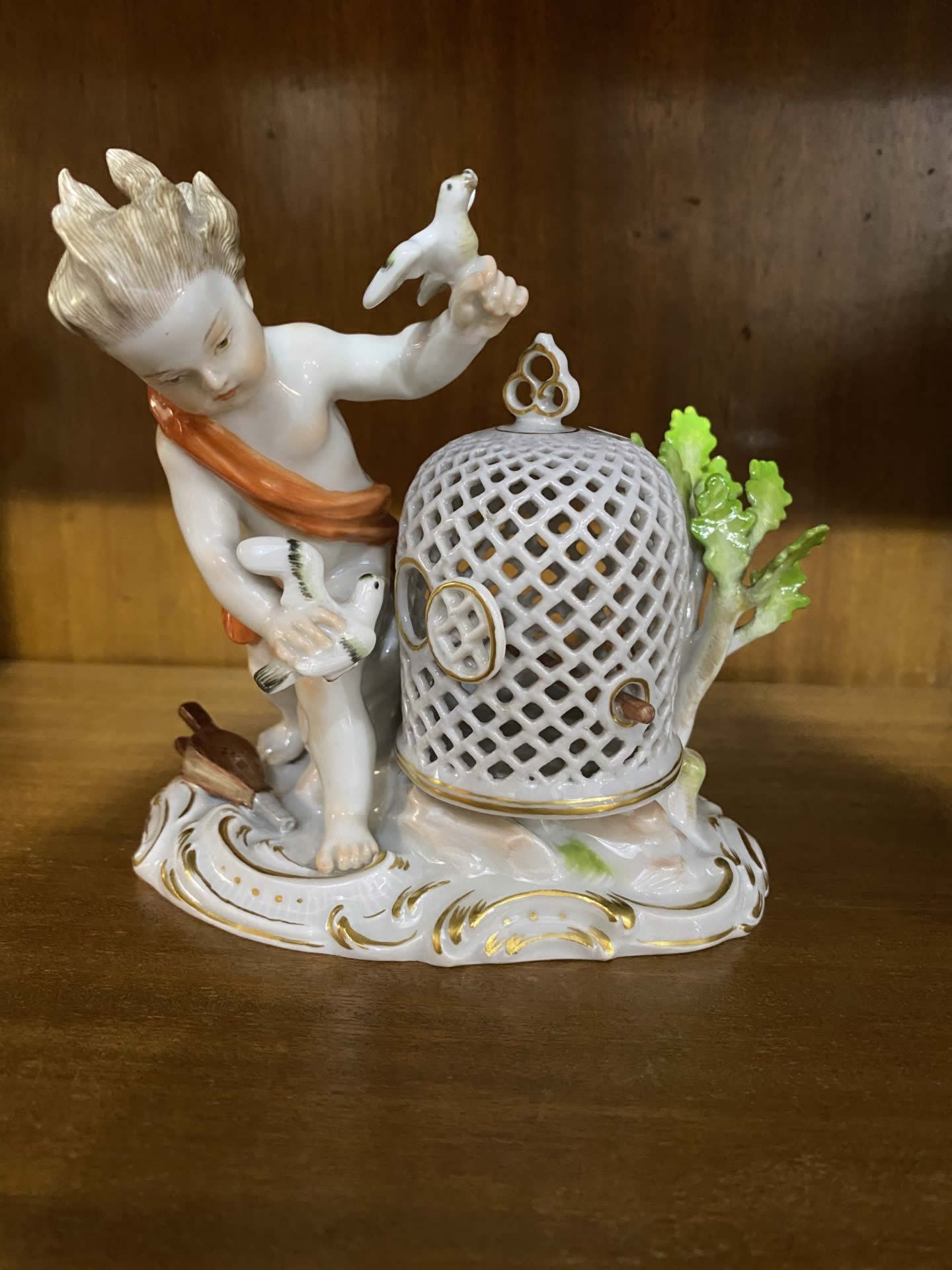 Meissen Porzellan Figur Engel mit Vogelkäfig