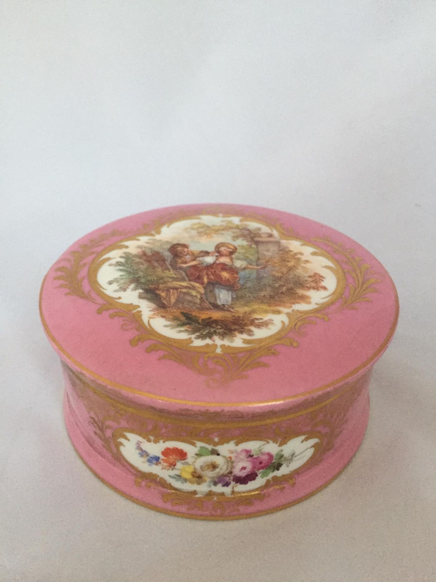 Meissen seltener Dose in pink mit Watteau Malerei