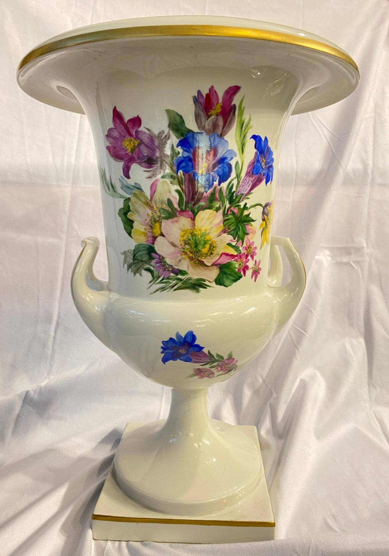 KPM große Kratervase mit Blumenbukett